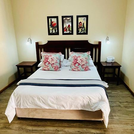17 On Bird Guest House Бофорт-Уэст Экстерьер фото