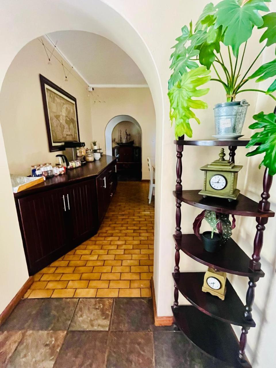 17 On Bird Guest House Бофорт-Уэст Экстерьер фото