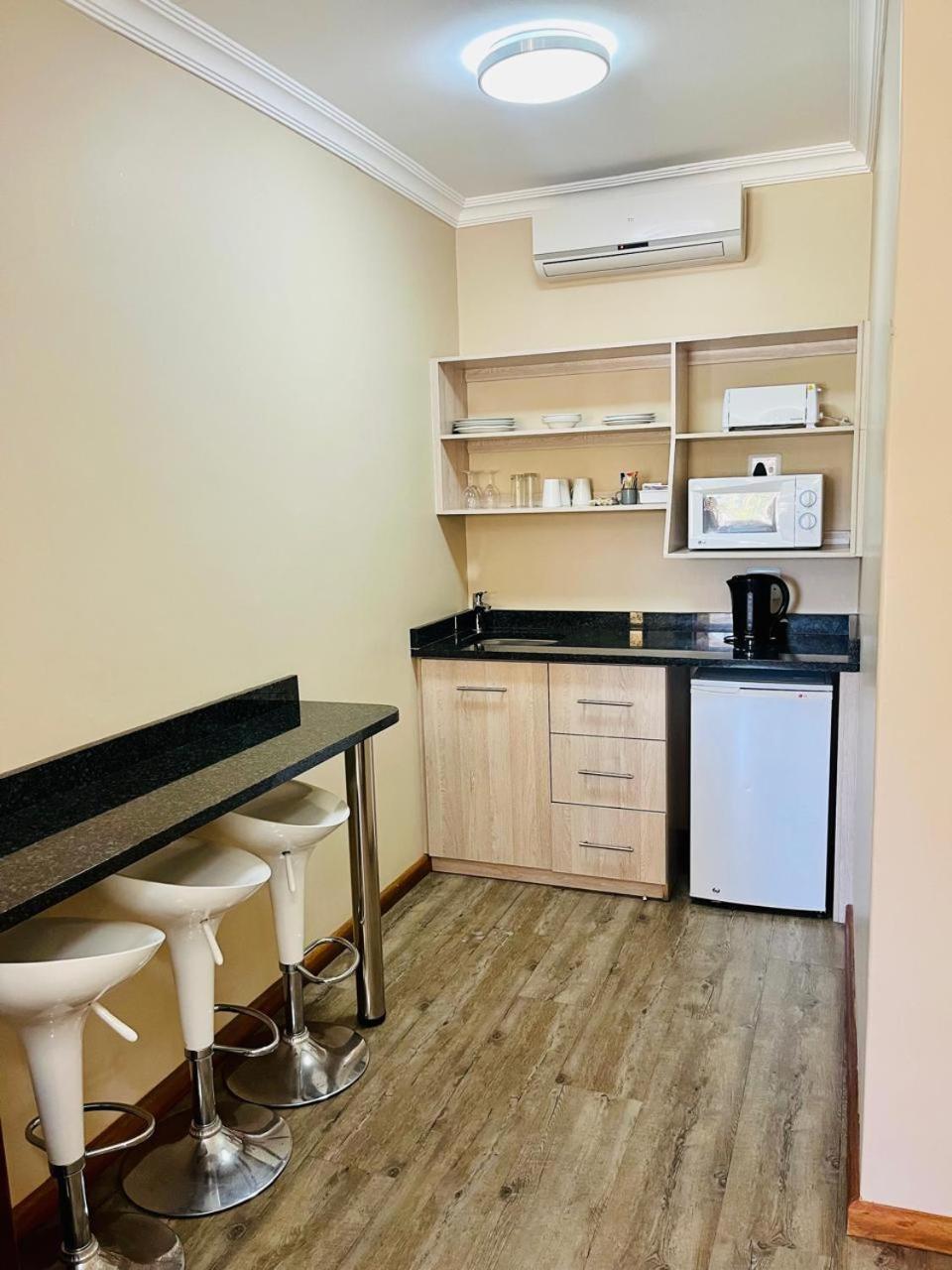 17 On Bird Guest House Бофорт-Уэст Экстерьер фото