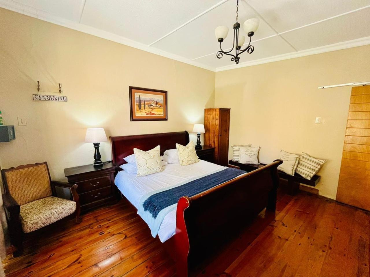 17 On Bird Guest House Бофорт-Уэст Экстерьер фото