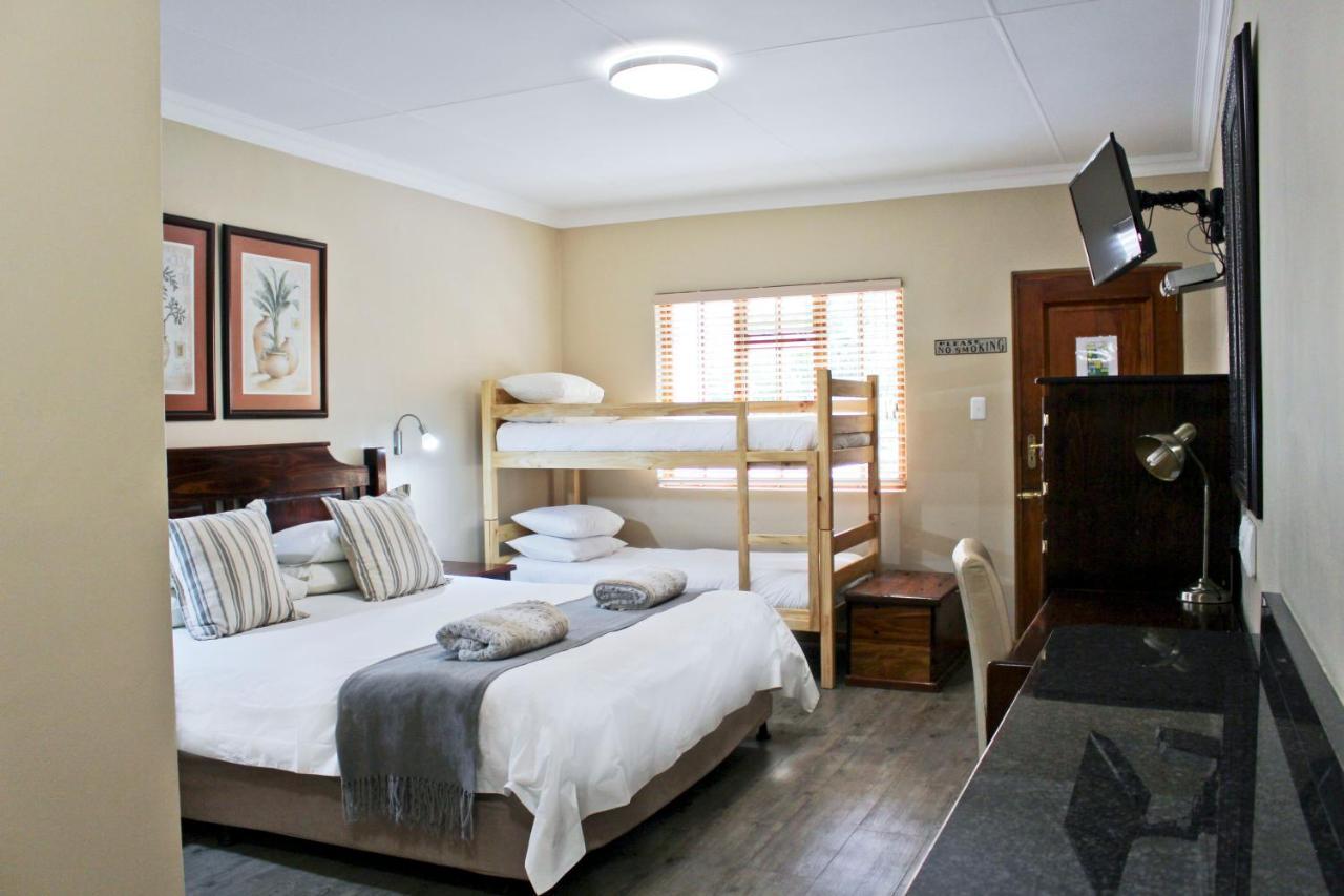 17 On Bird Guest House Бофорт-Уэст Экстерьер фото