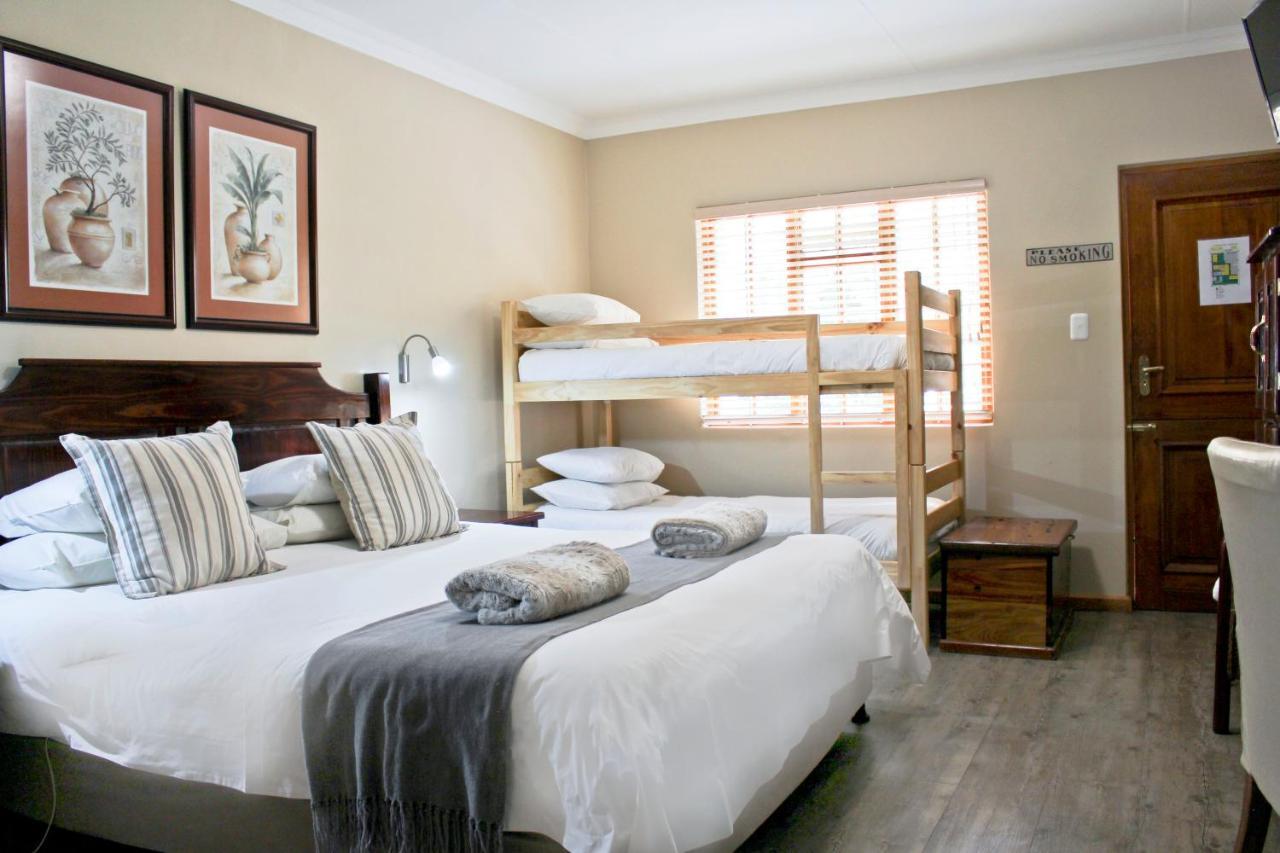 17 On Bird Guest House Бофорт-Уэст Экстерьер фото
