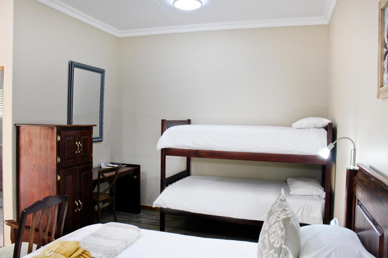 17 On Bird Guest House Бофорт-Уэст Экстерьер фото