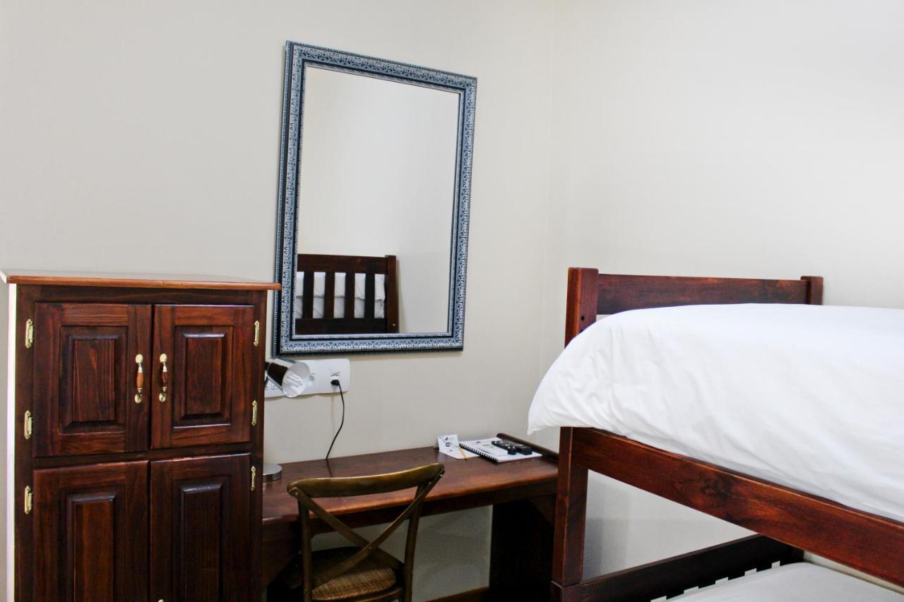 17 On Bird Guest House Бофорт-Уэст Экстерьер фото