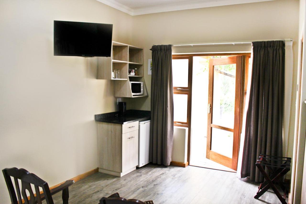 17 On Bird Guest House Бофорт-Уэст Экстерьер фото